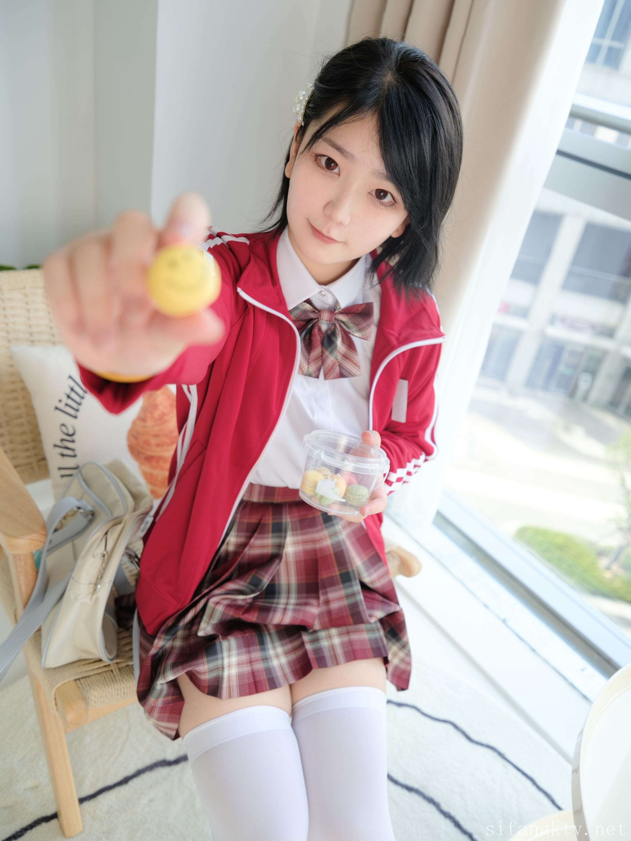 褪去制服外套后显露丰满美臀翘臀线条